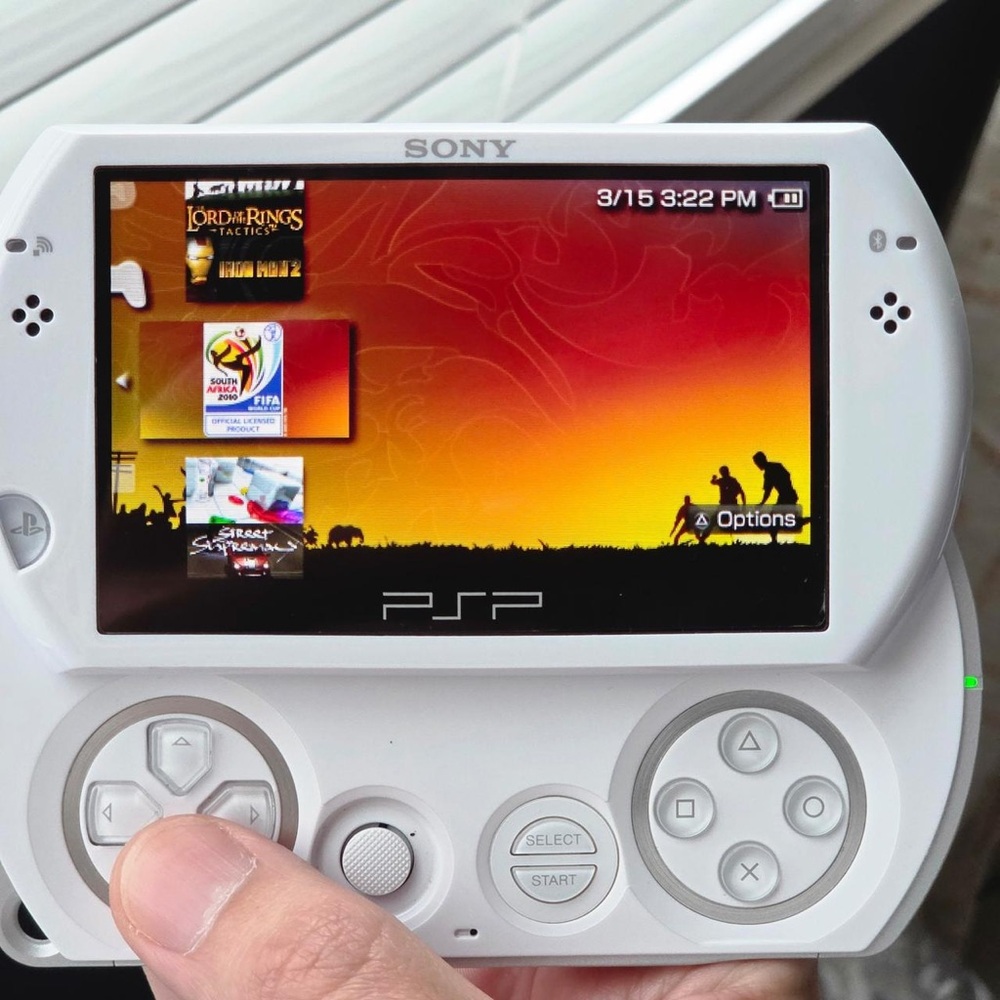 Sony PSP Go 16GB Pearl White - Picture 7 of 12